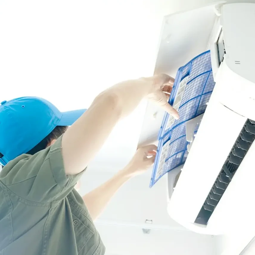 technik podczas serwisu klimatyzacji